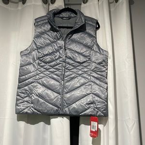 NWT North Face 550 vest